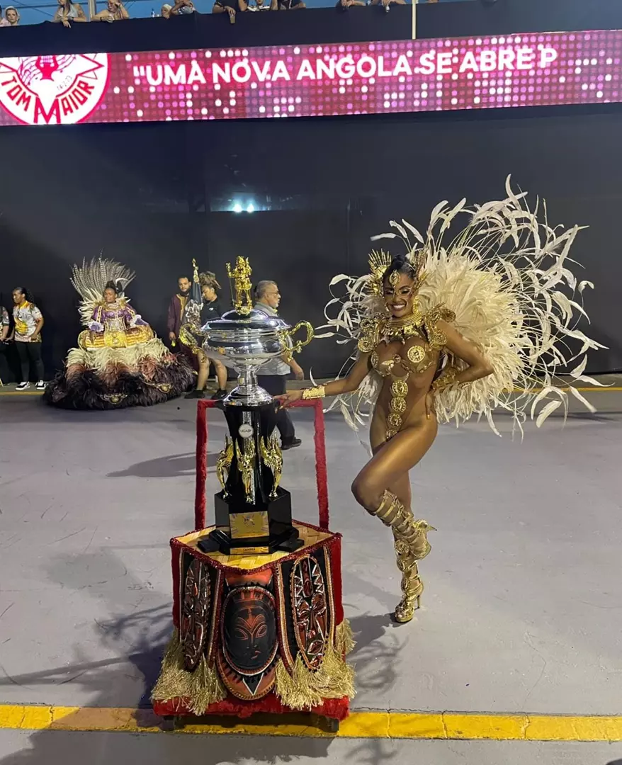 Tom Maior Brilha no Desfile das Campeãs com Pâmella Gomes à Frente da Bateria